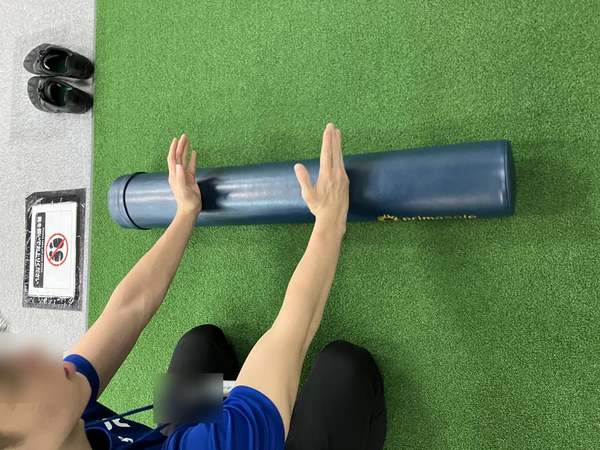 ポールを横に置き、両手を添える